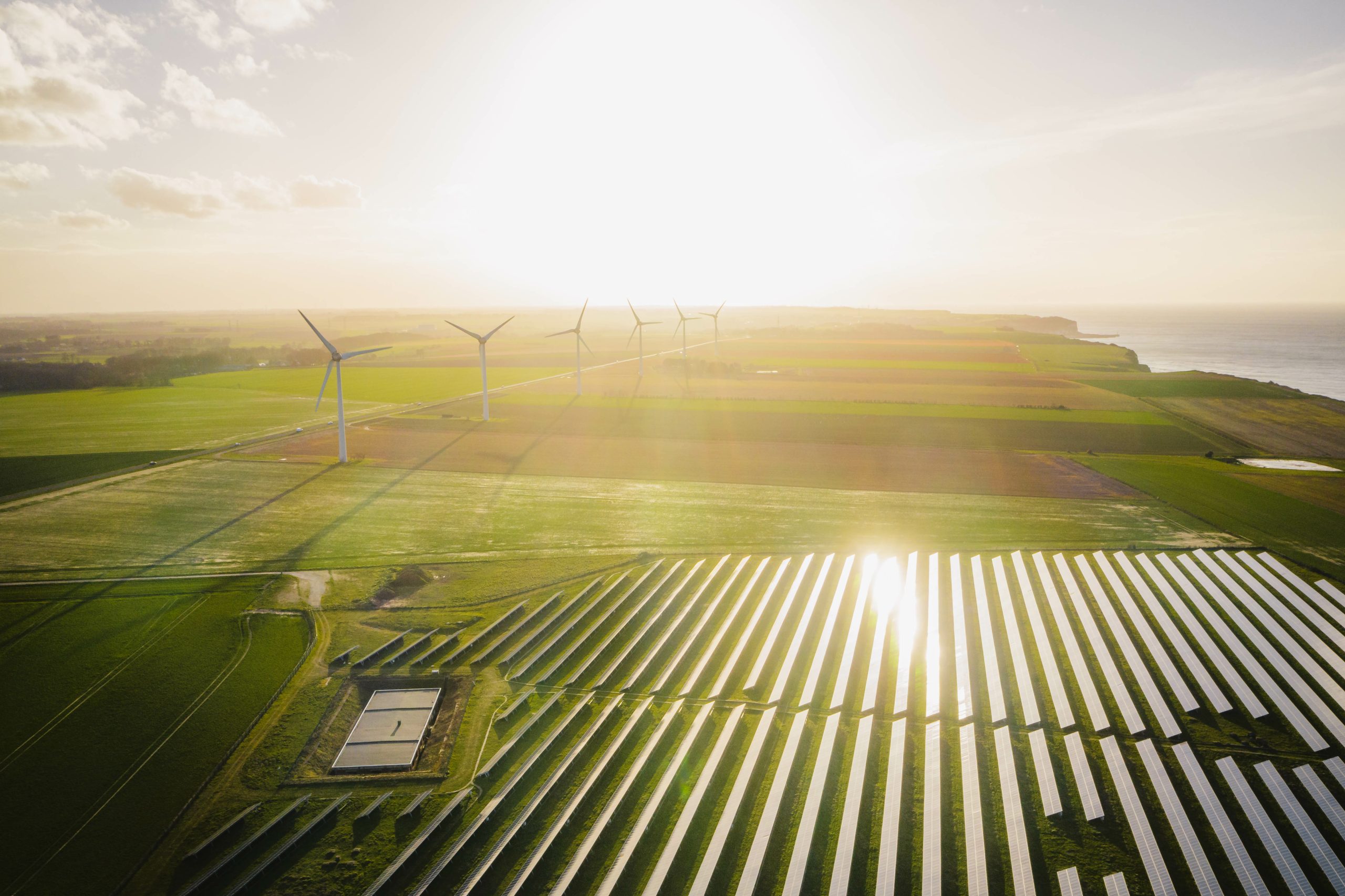 Drohnenflug über Solar- und Windkraftanlagen