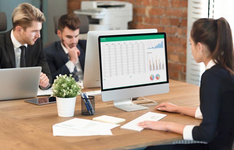 Frau am Computer füllt eine Tabelle aus