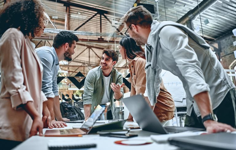 Junge Mitarbeiter eines Startups in einem Meeting