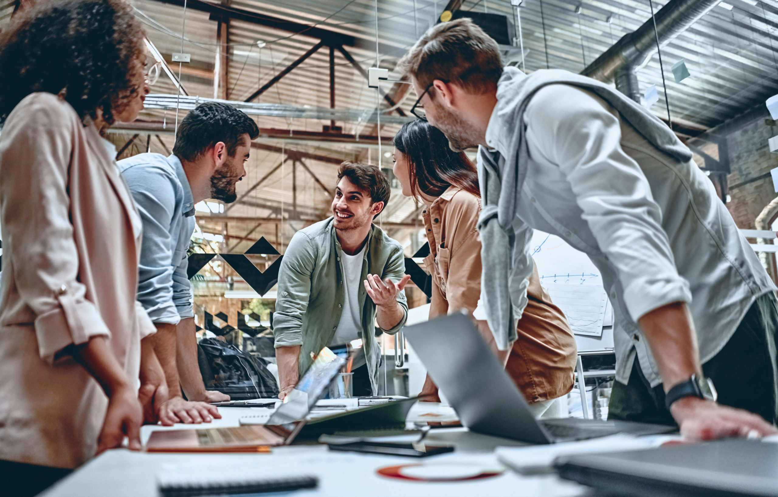 Junge Mitarbeiter eines Startups in einem Meeting