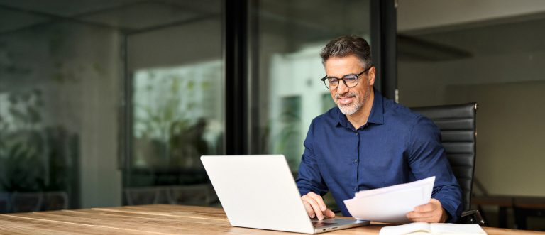 Mann arbeitet an seiner digitalen Buchhaltung