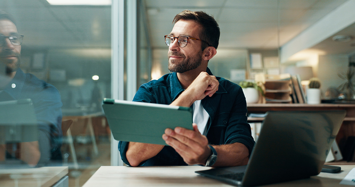 Steuerberater Weißenfels – Professionelle Hilfe für Ihre Finanzen sichern Ein Steuerberater in Weißenfels arbeitet am Tablet.